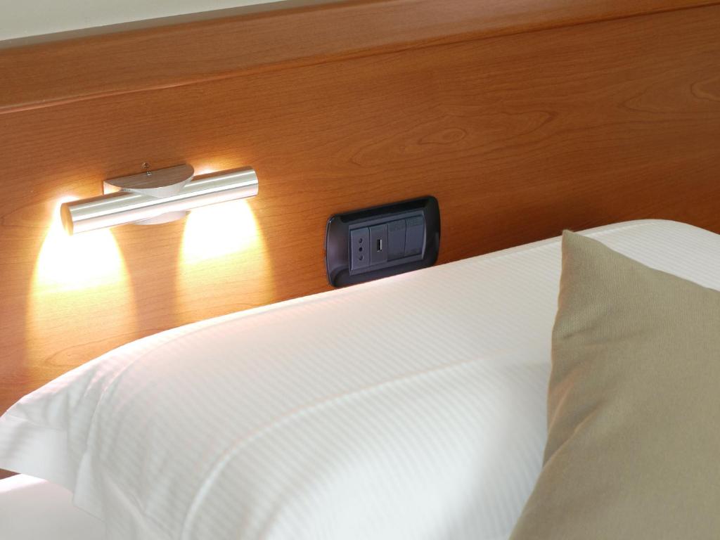 Postel nebo postele na pokoji v ubytování ALA Hotel