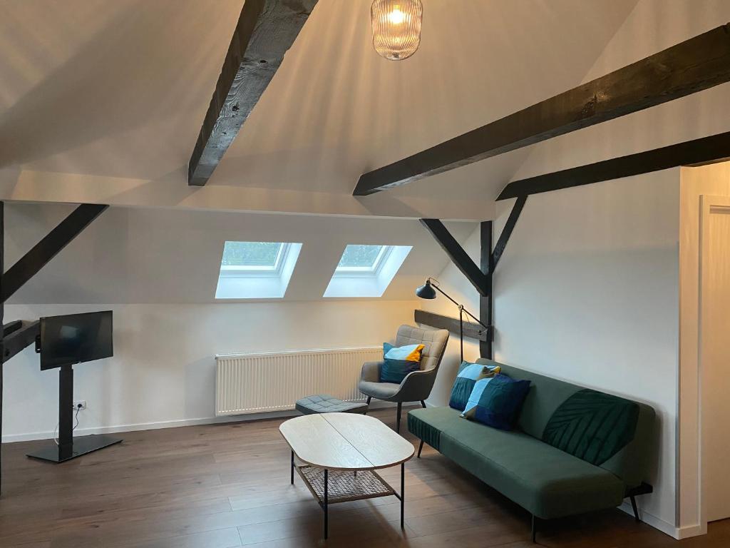 ein Wohnzimmer mit einem Sofa und einem Tisch in der Unterkunft Ferienwohnung Spieker in Hamburg in Hamburg