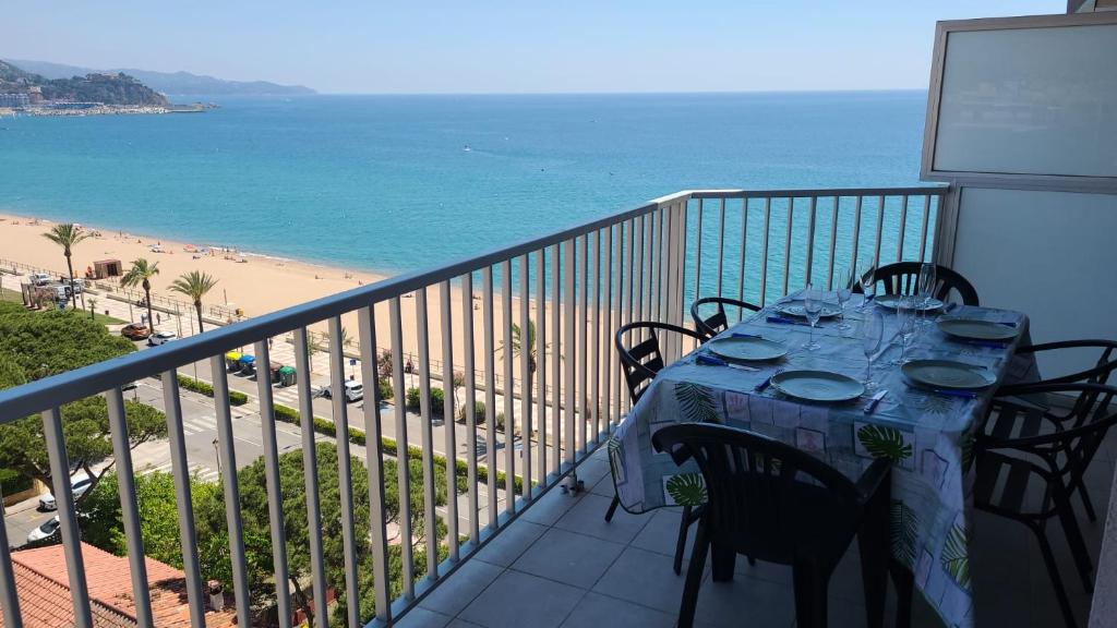 a table on a balcony with a view of the beach at BRAVAHOLIDAYS-410-Neptuno in Blanes