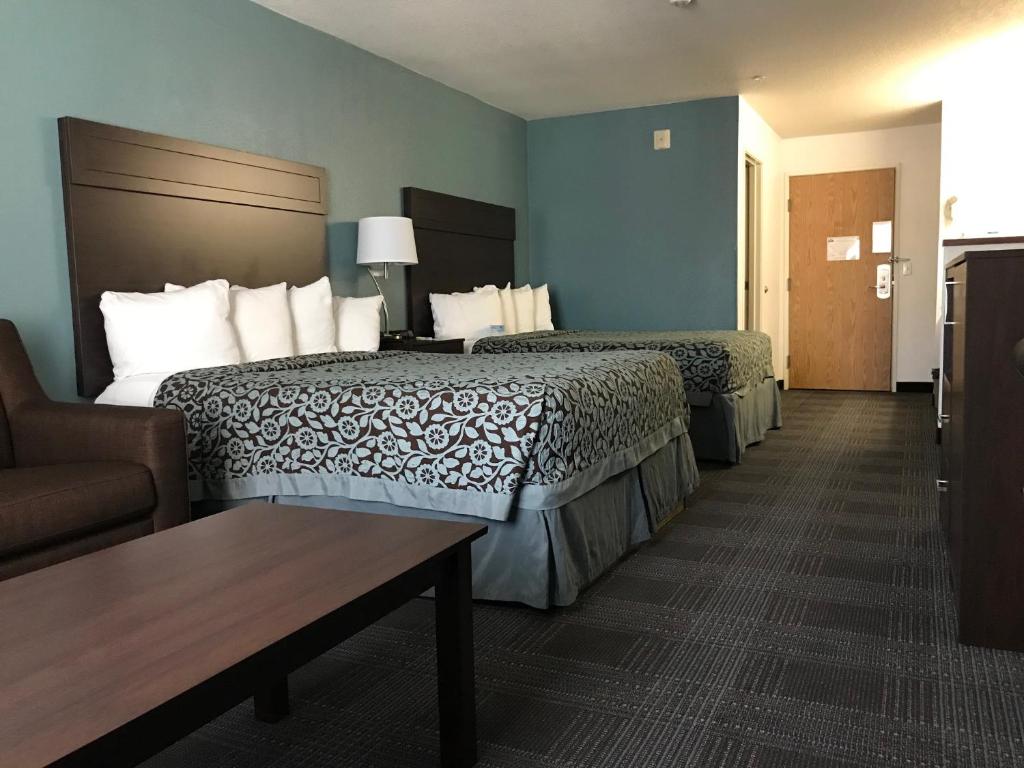 Postel nebo postele na pokoji v ubytování Days Inn & Suites by Wyndham Gresham