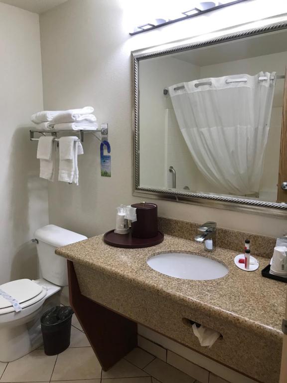 Koupelna v ubytování Days Inn & Suites by Wyndham Gresham