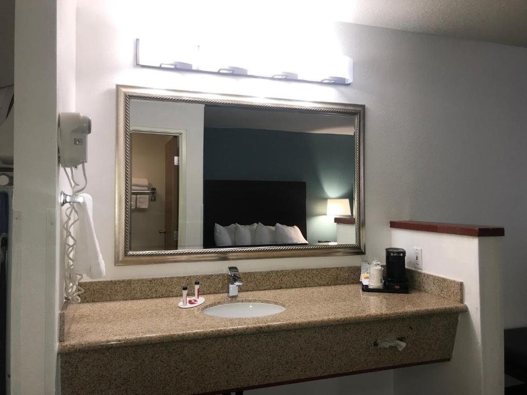 TV a/nebo společenská místnost v ubytování Days Inn & Suites by Wyndham Gresham