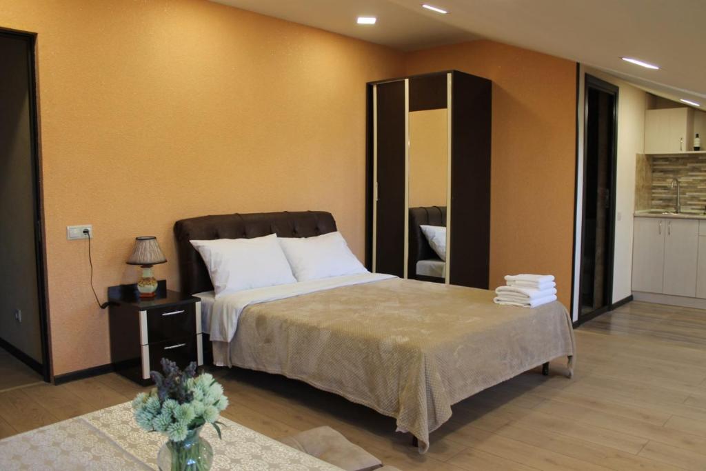 Il comprend une chambre avec un grand lit et une cuisine. dans l'établissement Edem B&B, à Sevan