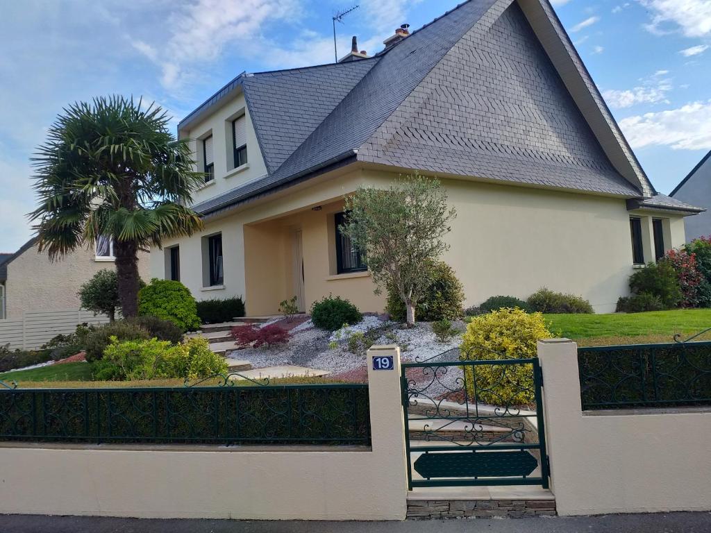 une maison avec une porte devant elle dans l'établissement 19,Avenue John Kennedy, à Breteil