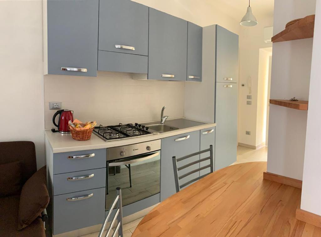 una cucina con armadi blu e un piano cottura con forno di Garda Home a Peschiera del Garda