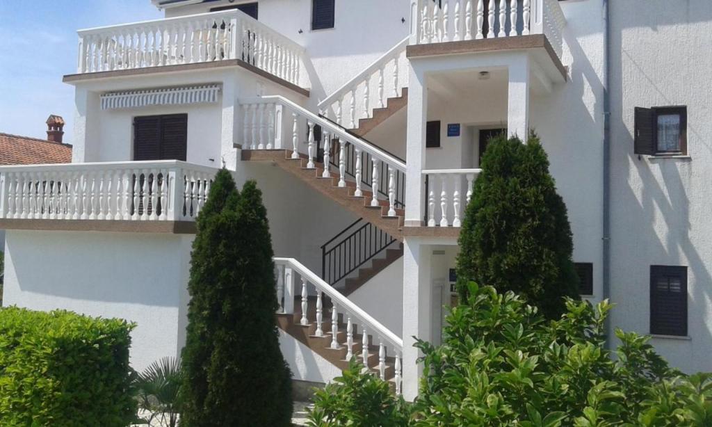Balkon lub taras w obiekcie Apartment in Njivice with Seaview, Balcony, Air condition, WIFI (4687-2)