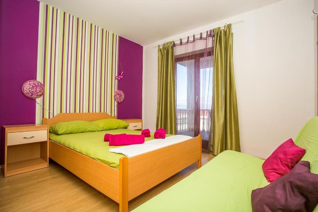 Łóżko lub łóżka w pokoju w obiekcie Apartment in Njivice with Seaview, Balcony, Air condition, WIFI (4687-2)