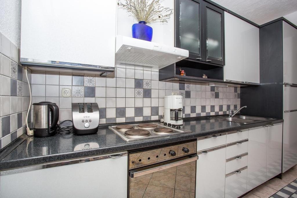 Kuchnia lub aneks kuchenny w obiekcie Apartment in Njivice with Seaview, Balcony, Air condition, WIFI (4687-2)