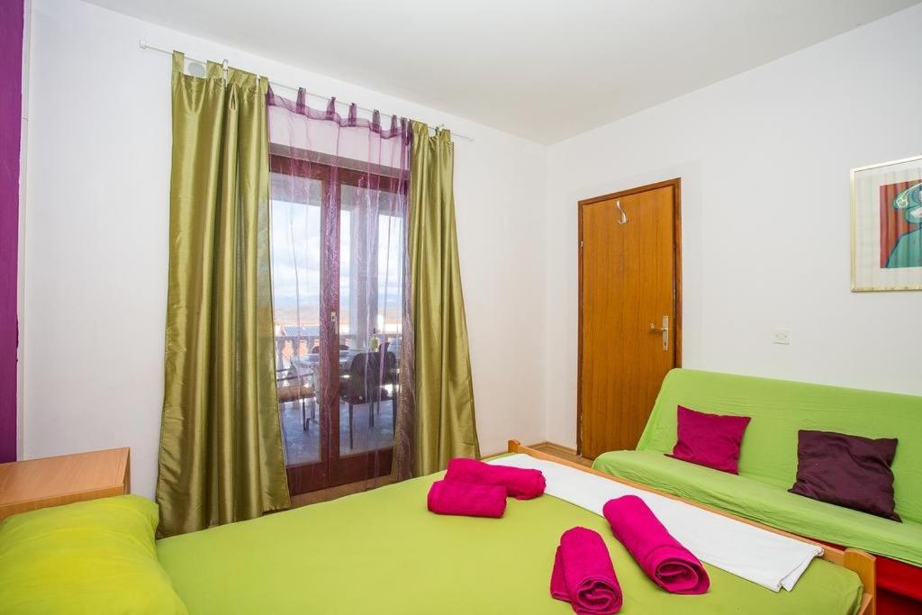Łóżko lub łóżka w pokoju w obiekcie Apartment in Njivice with Seaview, Balcony, Air condition, WIFI (4687-2)