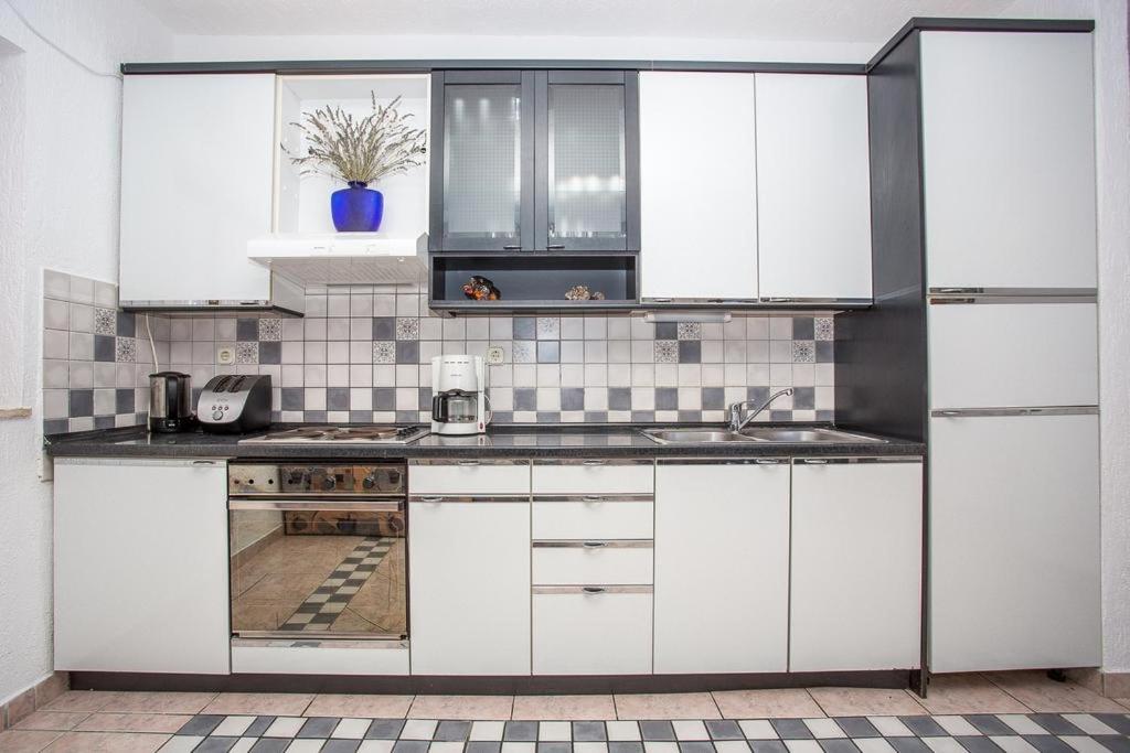 Kuchnia lub aneks kuchenny w obiekcie Apartment in Njivice with Seaview, Balcony, Air condition, WIFI (4687-2)