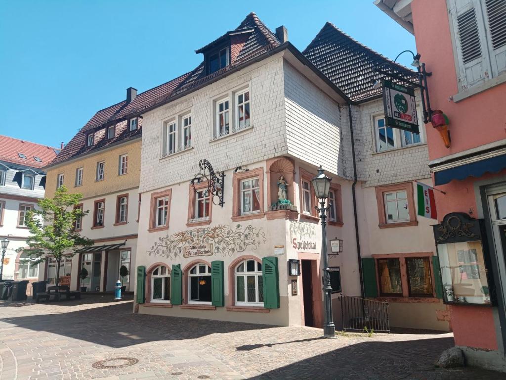 un bâtiment au milieu d'une rue dans l'établissement Appartement Schlossberg, Gasthaus Hirsch, à Hirschhorn
