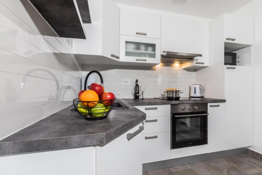 Kuchyň nebo kuchyňský kout v ubytování Apartman Bura