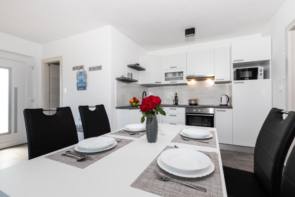 Kuchyň nebo kuchyňský kout v ubytování Apartman Bura