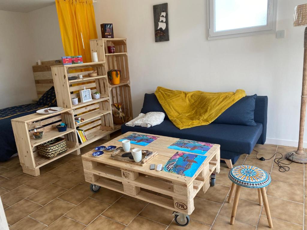 a living room with a blue couch and a table at Chez Marilou in Saint-Dizier