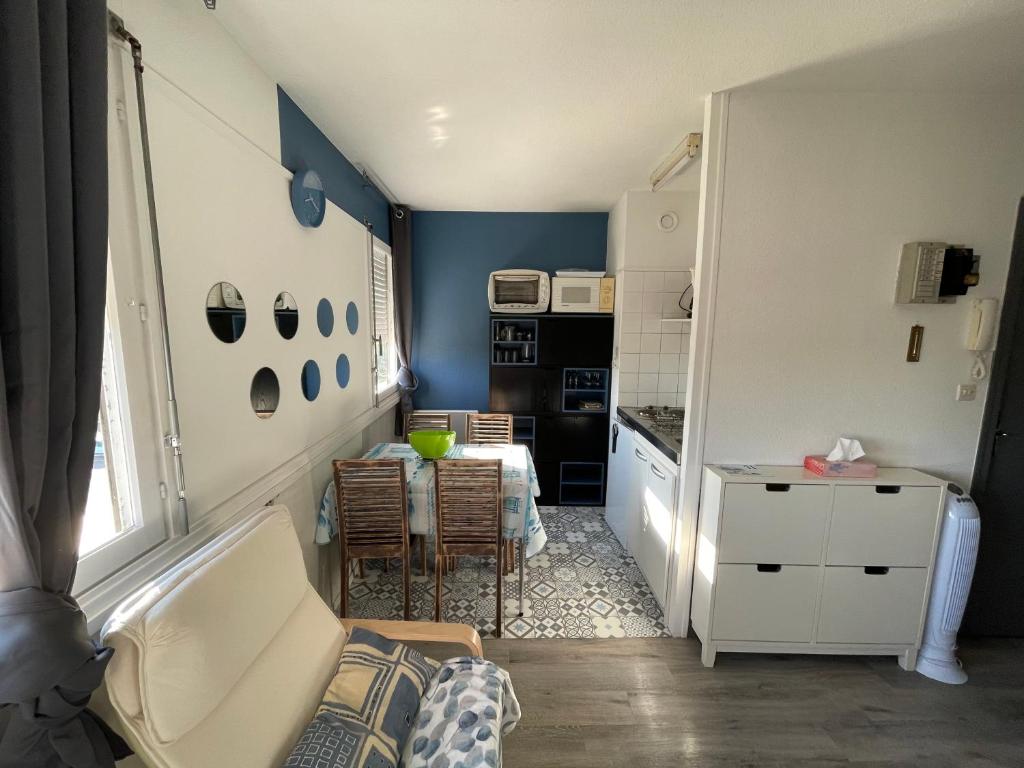 une petite pièce avec une table et une cuisine dans l'établissement Appart à la plage, à Saint-Jean-de-Monts