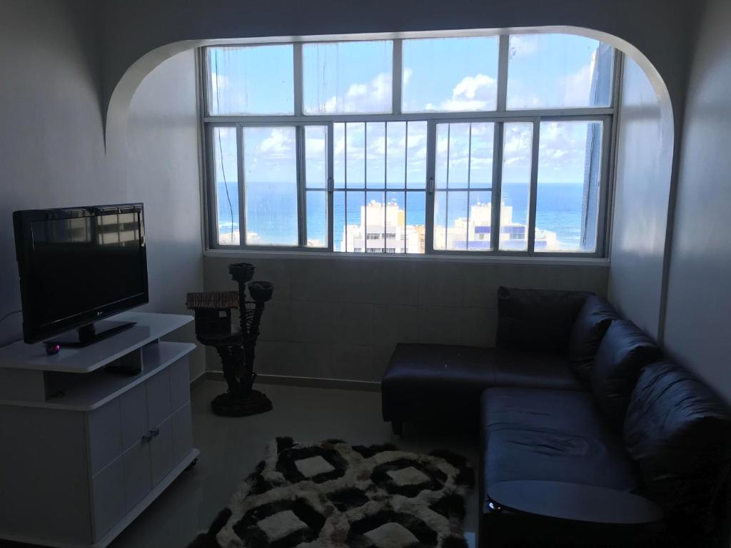  Quarto inteiro vista mar em apartamento na Pituba hospedado por Janai