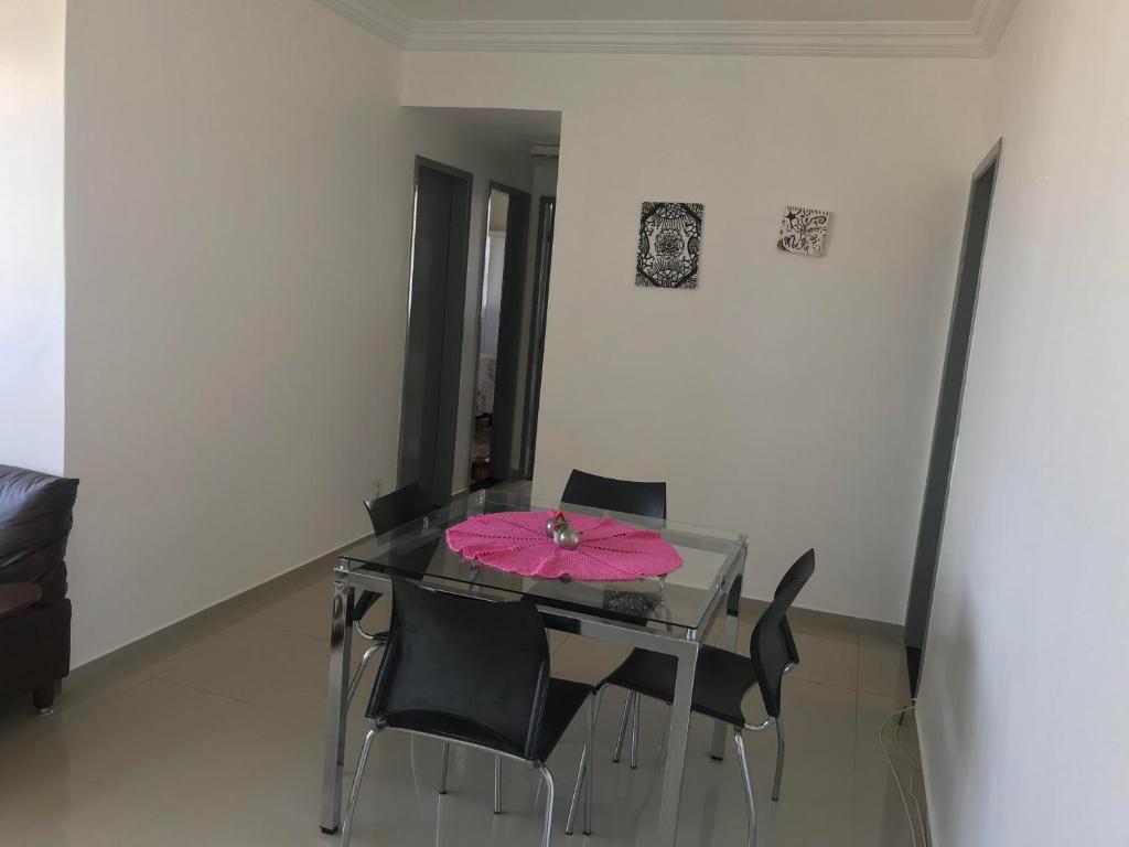  Quarto inteiro vista mar em apartamento na Pituba hospedado por Janai