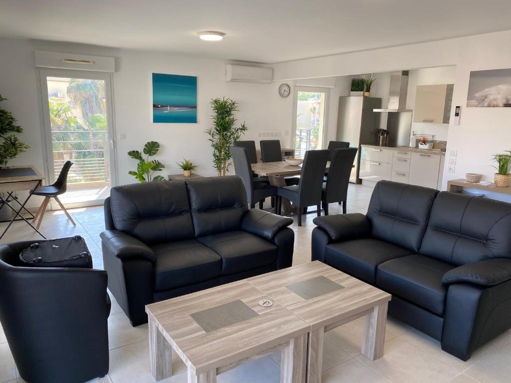 un salon avec deux canapés et une table dans l'établissement Appartement 3 chambres LE BAIA, à Sainte-Maxime