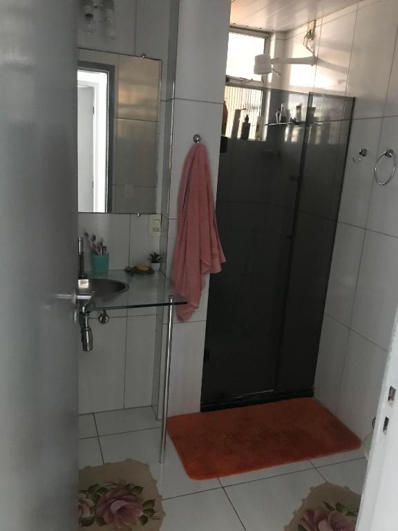  Quarto inteiro vista mar em apartamento na Pituba hospedado por Janai