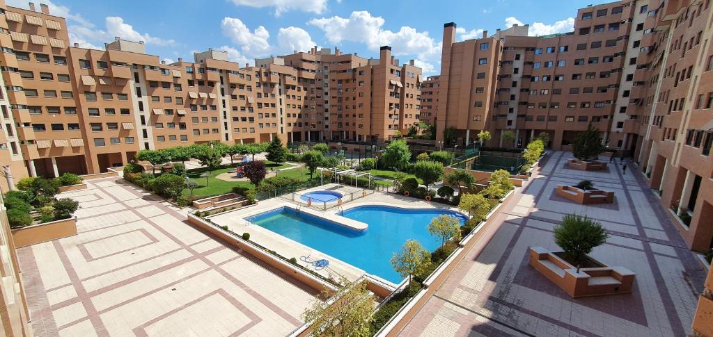 una vista aérea de un gran complejo de apartamentos con piscina en Residencial Caliza en Madrid