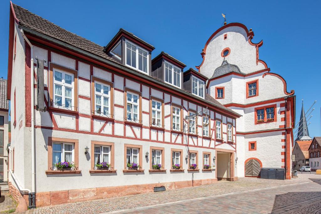 un grand bâtiment avec des fenêtres et une tour d'horloge dans l'établissement Hotel Centgraf, à Buergstadt