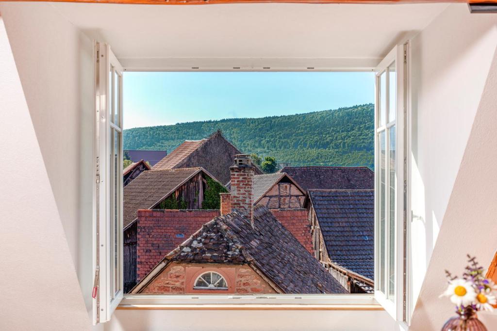 Nespecifikovaný výhled na hory nebo výhled na hory při pohledu z hotelu