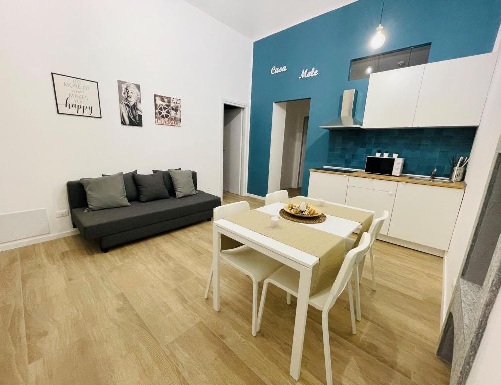 ein Wohnzimmer mit einem Tisch und einem Sofa in der Unterkunft Casa Mole in Turin
