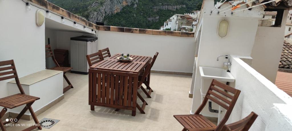 a balcony with a table and chairs and a sink at El Enclave in Chulilla