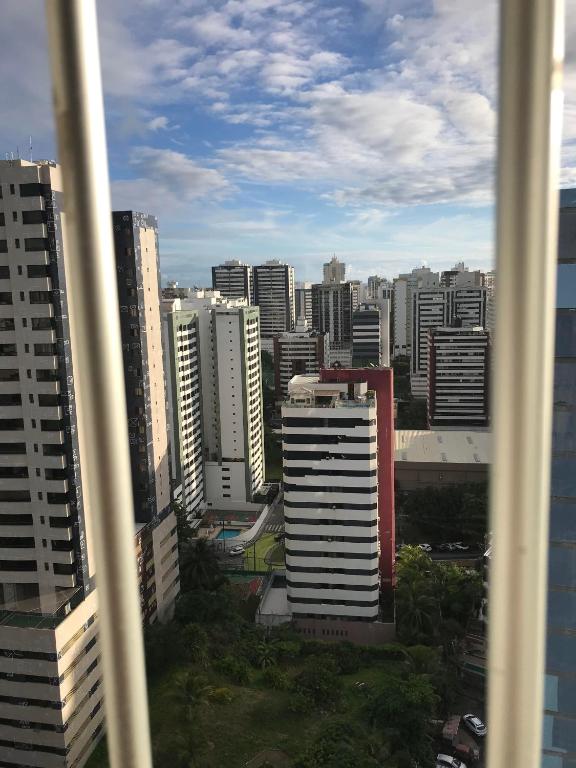  Quarto inteiro vista mar em apartamento na Pituba hospedado por Janai
