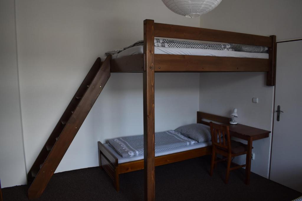 sypialnia z łóżkiem piętrowym, biurkiem i łóżkiem piętrowym w obiekcie Apartmány Lenka w Karlowych Warach