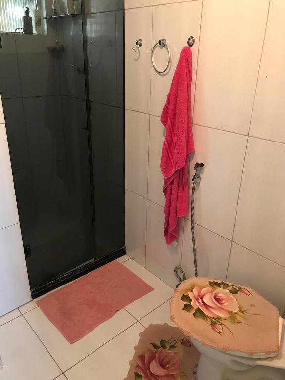  Quarto inteiro vista mar em apartamento na Pituba hospedado por Janai