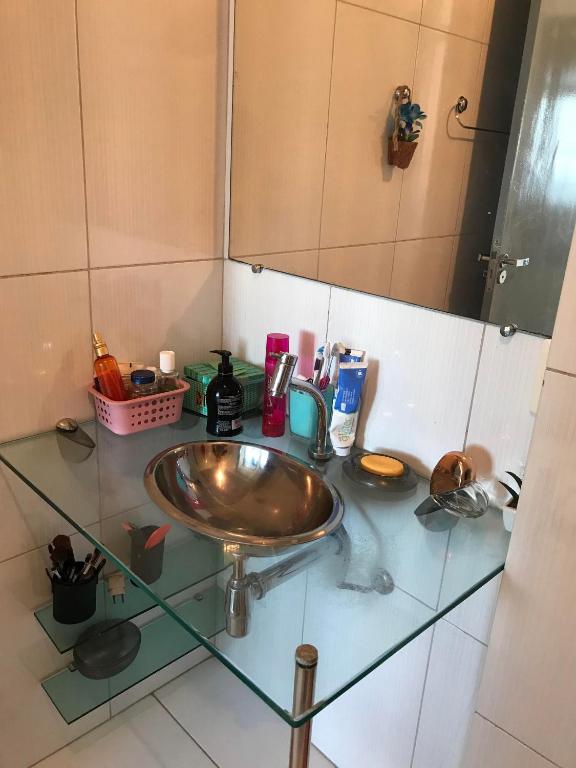  Quarto inteiro vista mar em apartamento na Pituba hospedado por Janai