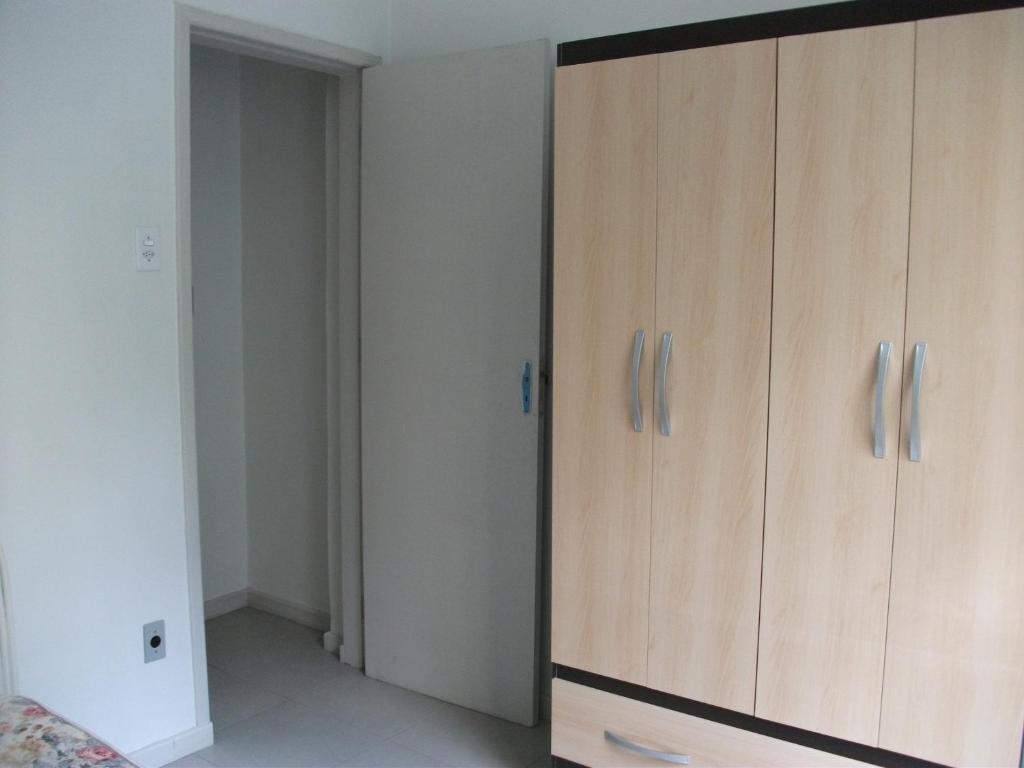 um armário com armários de madeira num quarto em Apartamento Barata Ribeiro no Rio de Janeiro