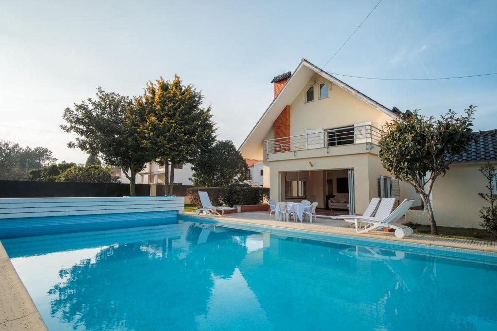 a villa with a swimming pool and a house at Villa in Esposende in Esposende