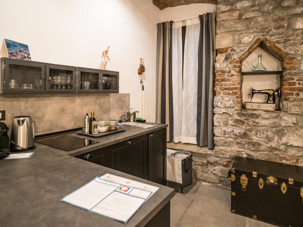 Kuchyň nebo kuchyňský kout v ubytování Camaella Luxury Studio
