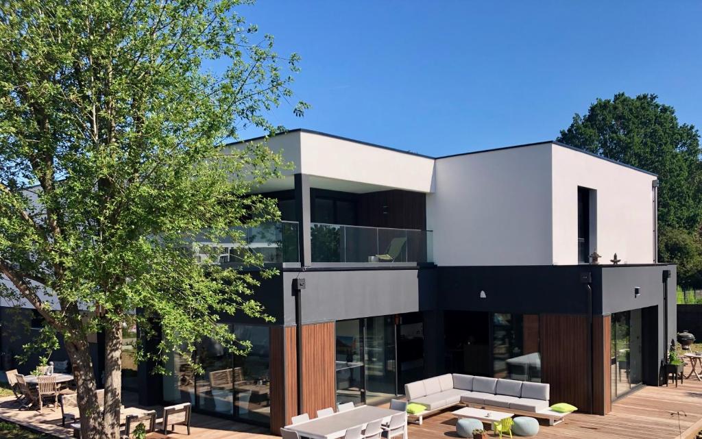 Cette maison moderne présente une façade noire et blanche. dans l'établissement HÔTELYA - Lille Villeneuve d'Ascq, à Villeneuve d'Ascq