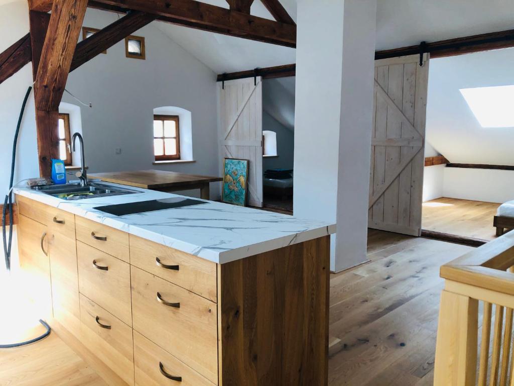 uma cozinha com armários de madeira e uma bancada em Ambiente & Comfort im historischen Anwesen em Walting