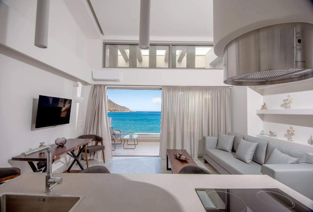 uma sala de estar com vista para o oceano em Nama Sea Side Suites em Pláka