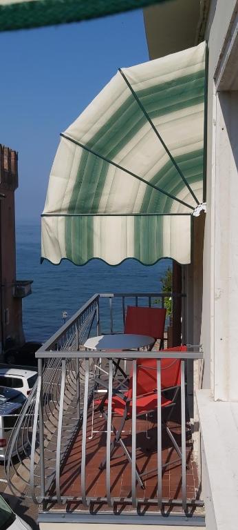 Balkon lub taras w obiekcie APPARTAMENTO HEIDI IN CENTRO STORICO