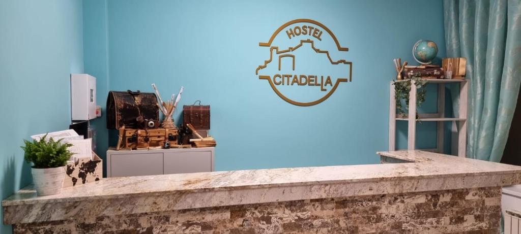 Un muro blu con un cartello che dice "Buon Natale" di HOSTEL CITADELLA a Deva