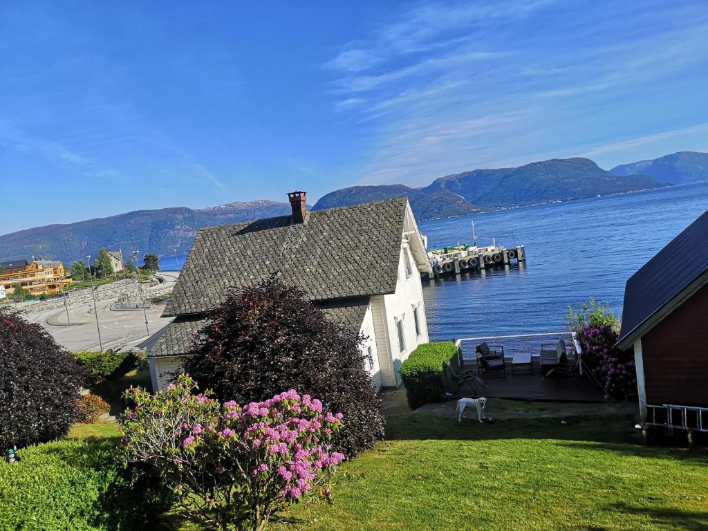 Feriehus med badestamp - Four-Bedroom House