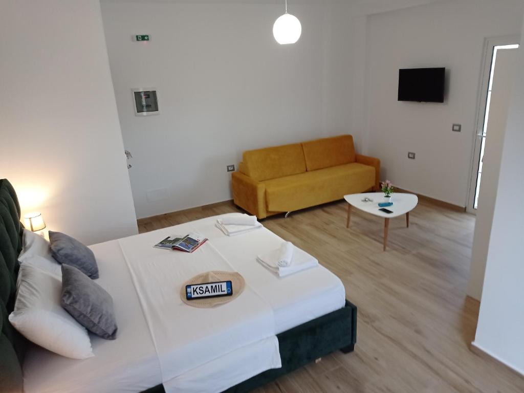Vasiliu Boutique Hotel Ksamil - 阳台的三个房间
