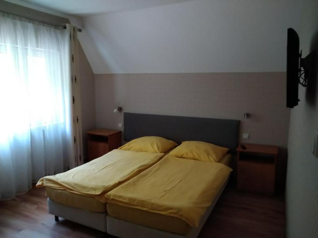 Posteľ alebo postele v izbe v ubytovaní Dworek Leśny