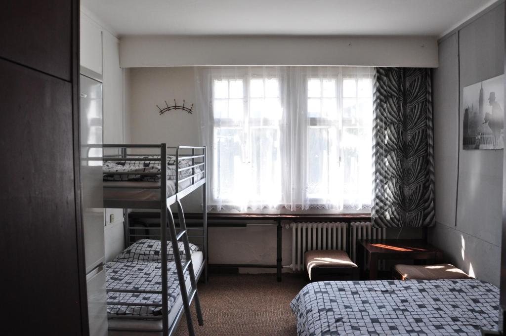 1 dormitorio con 2 literas y ventana en Hostel Pestalozza en Špindlerův Mlýn