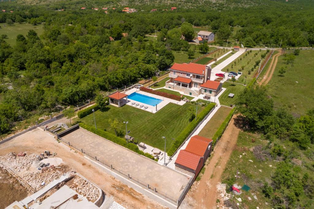 Bazén v ubytovaní Villa Pacis alebo v jeho blízkosti