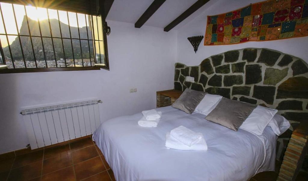 Postel nebo postele na pokoji v ubytování Mayte Dreams Caminito Del Rey
