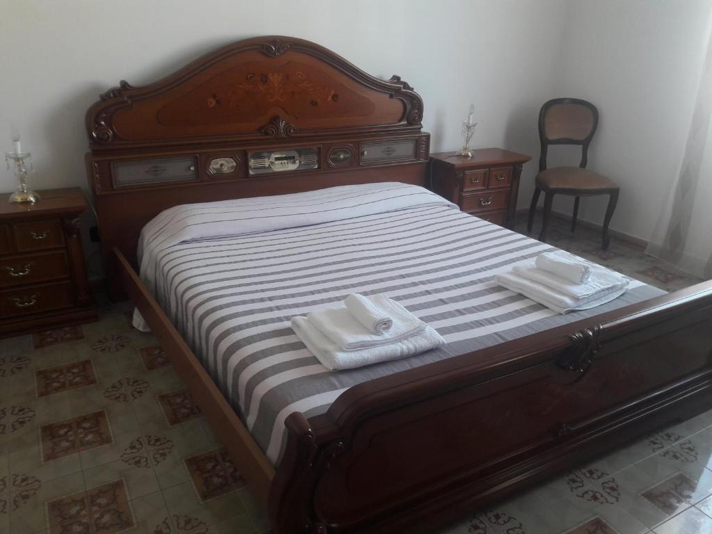 1 dormitorio con 1 cama con 2 toallas en Casa Carletta en San Cataldo