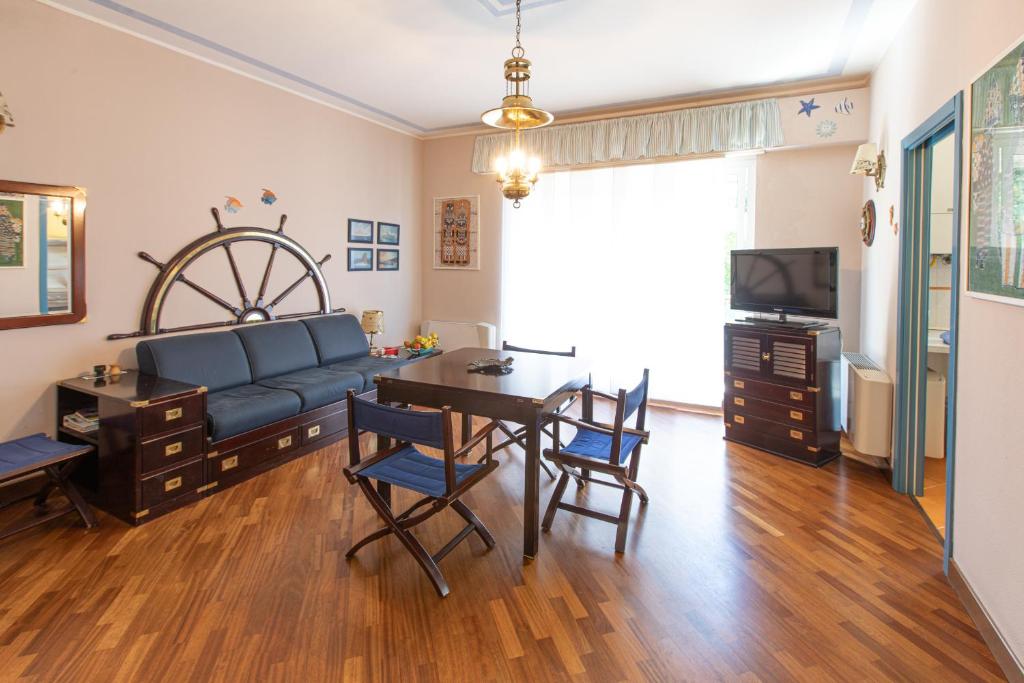 un soggiorno con divano, tavolo e sedie di Appartamento a Rapallo a 100 mt dalla spiaggia a Rapallo