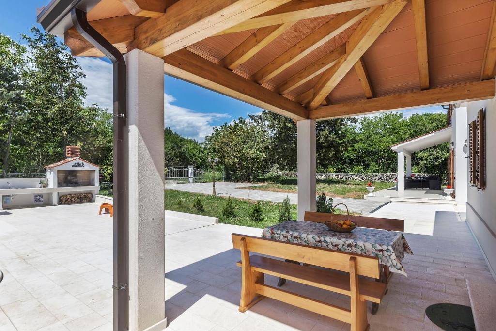 Vonkajšia záhrada v ubytovaní Villa Ana