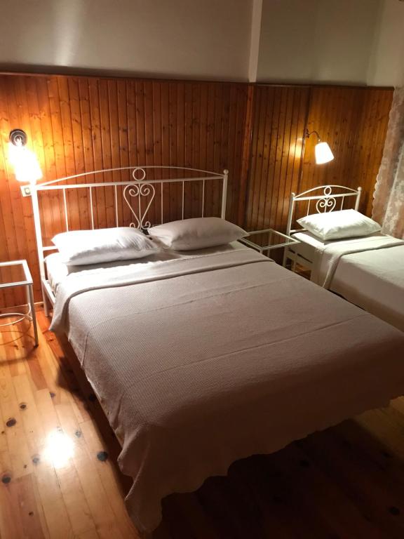Postel nebo postele na pokoji v ubytování 9mouses Chasiotis Guest House